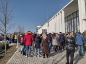 Digla se magla nad Srbijom, krenulo je: Kragujevčani podržali ispred Palate pravde porodicu Milivojević čiji je sin poginuo u „namenskoj” u Lučanima 5