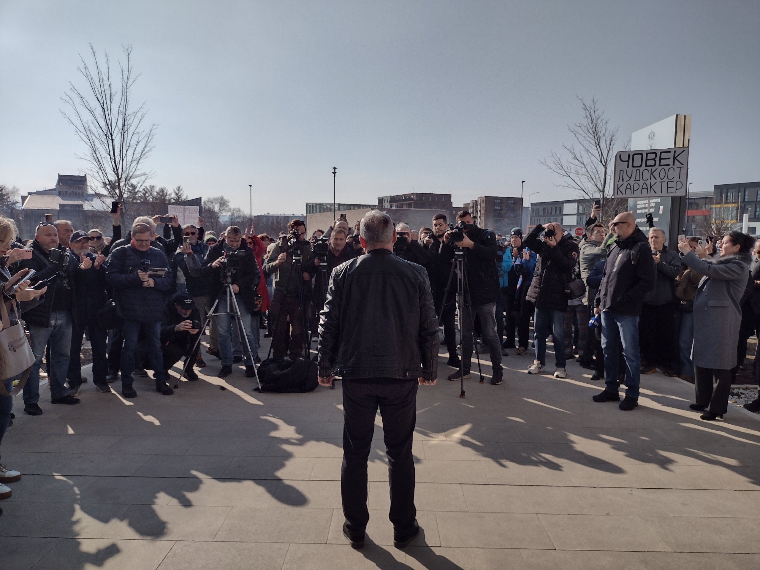 Digla se magla nad Srbijom, krenulo je: Kragujevčani podržali ispred Palate pravde porodicu Milivojević čiji je sin poginuo u „namenskoj” u Lučanima 6