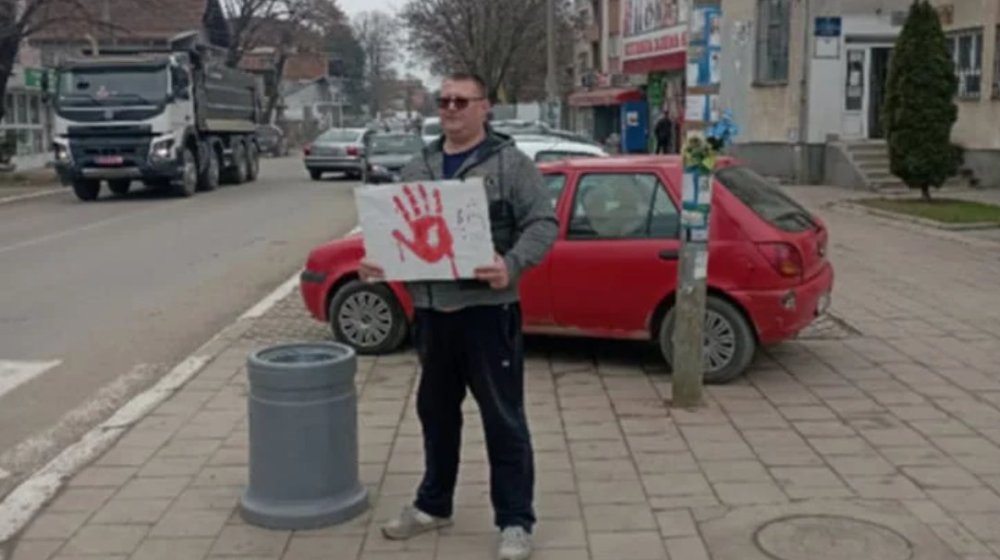 Ko je Vojkan Denić koji sam protestuje u Doljevcu u znak podrške studentima: "Vreme je za dža ili bu" 1