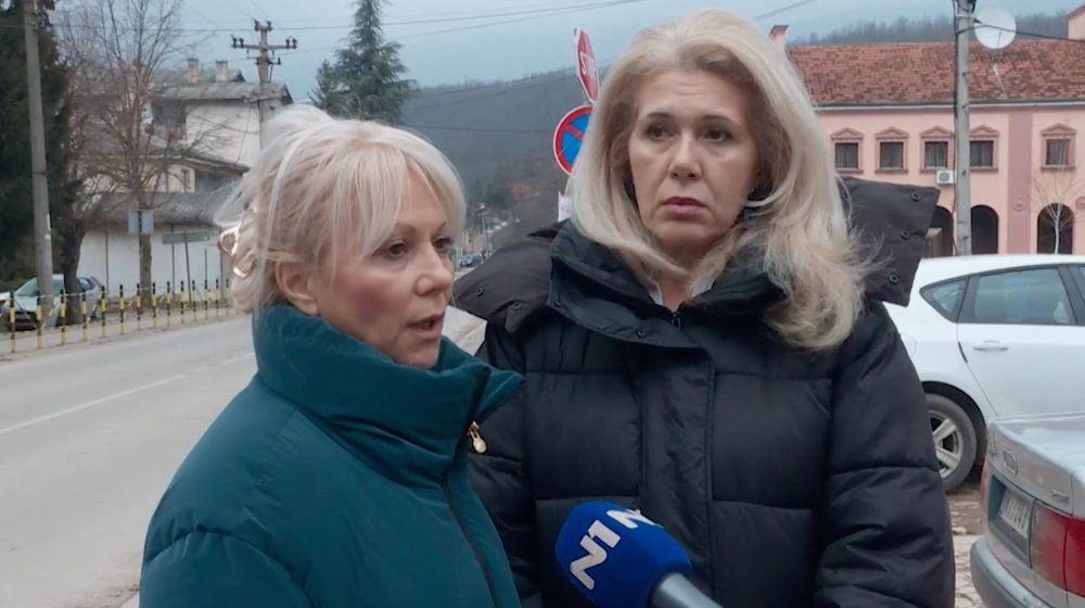 "Čist revanšizam, trpimo mobing": Zaposlene odbile da idu na miting SNS, direktor odneo ugovore o radu 1