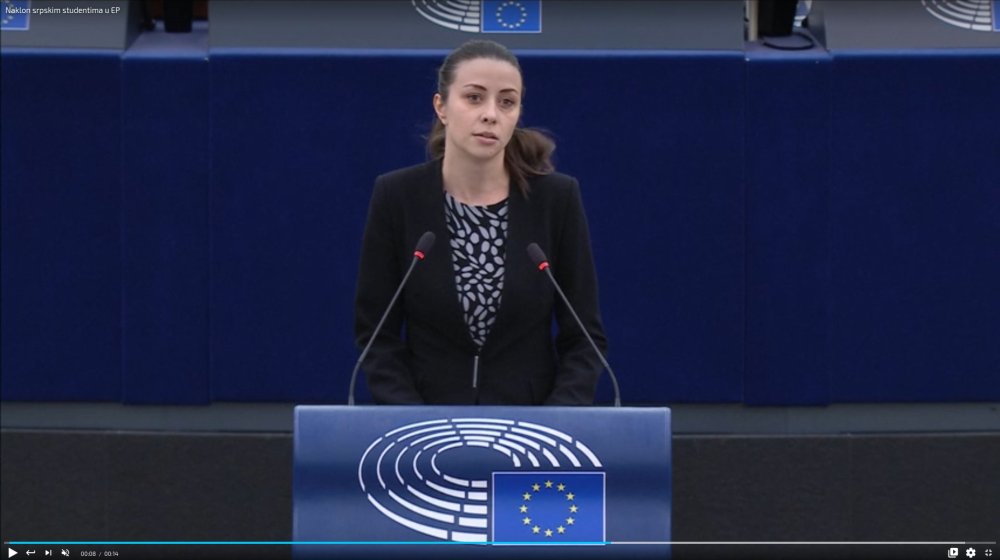 "Slovenka sa širokim osmehom": Ko je Irena Joveva, koja se poklonila srpskim studentima u Evropskom parlamentu? 1