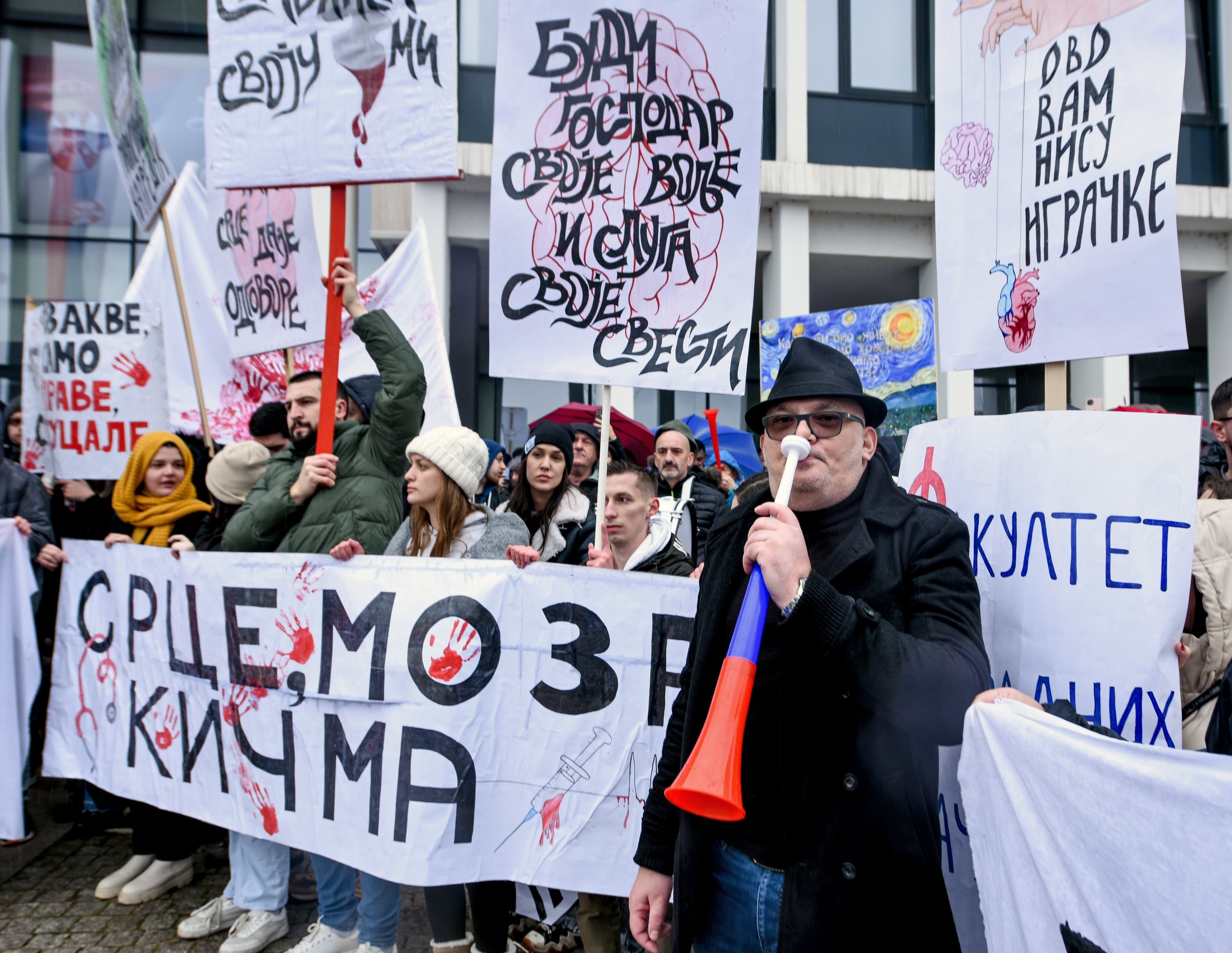 Reči „nisi nadležan” ne vređaju „vrhovno božanstvo”, već ga svode na funkciju koja mu Ustavom pripada 2