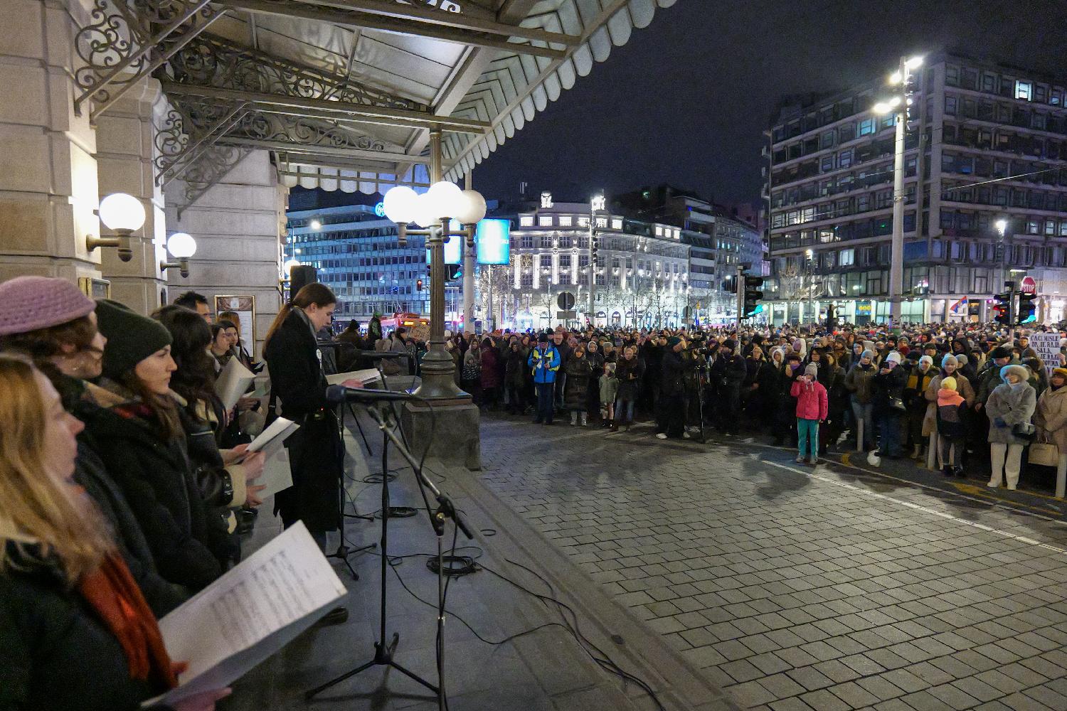 Beograđani večeras sa Trga Republike poslali podršku Kragujevcu (FOTO) 2 Beograđani večeras sa Trga Republike poslali podršku Kragujevcu (FOTO) 2