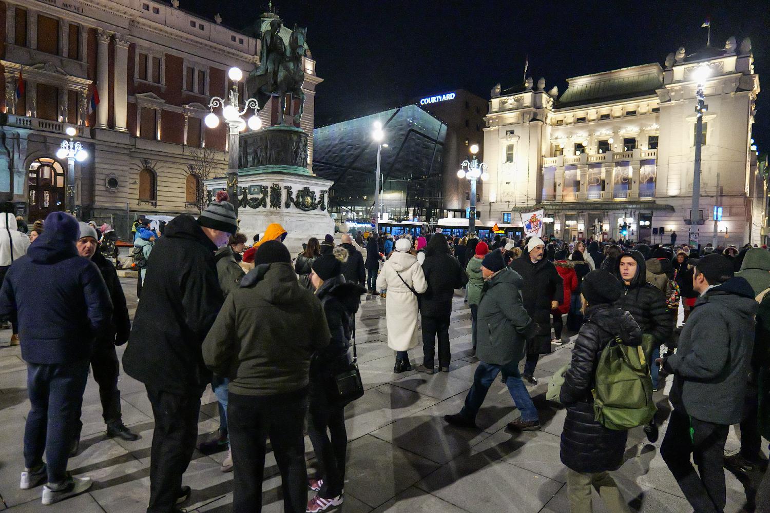 Beograđani večeras sa Trga Republike poslali podršku Kragujevcu (FOTO) 5 Beograđani večeras sa Trga Republike poslali podršku Kragujevcu (FOTO) 5