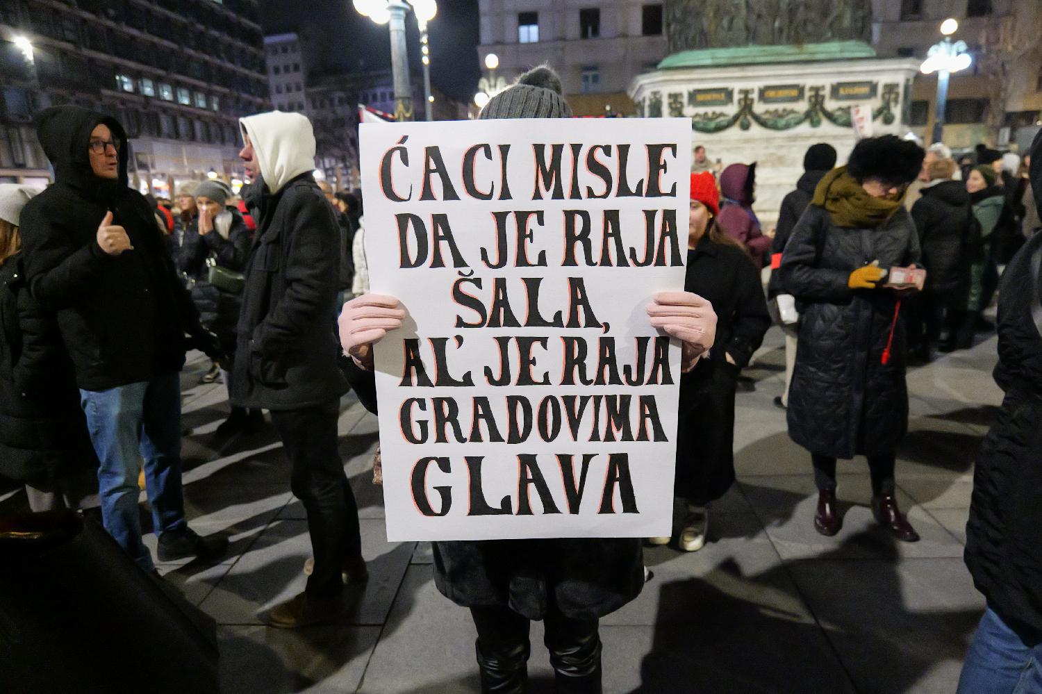 Beograđani večeras sa Trga Republike poslali podršku Kragujevcu (FOTO) 4 Beograđani večeras sa Trga Republike poslali podršku Kragujevcu (FOTO) 4