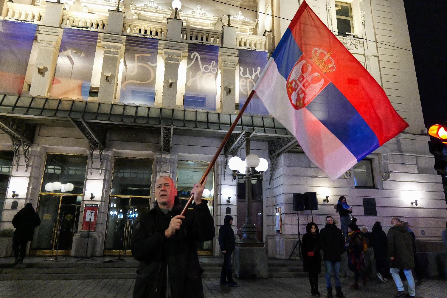 Beograđani večeras sa Trga Republike poslali podršku Kragujevcu (FOTO) 3 Beograđani večeras sa Trga Republike poslali podršku Kragujevcu (FOTO) 3