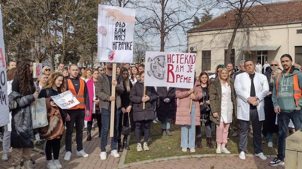Zaposleni u Kliničkom centru Kragujevac po treći put odaju poštu nastradalima u Novom Sadu 1