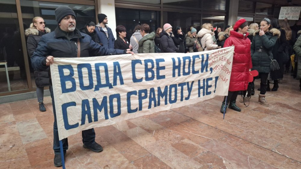 Sastanak direktora osnovnih škola u Spensu, roditelji protestovali ispred vrata amfiteatra (VIDEO) 1