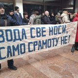 Sastanak direktora osnovnih škola u Spensu, roditelji protestovali ispred vrata amfiteatra (VIDEO) 2