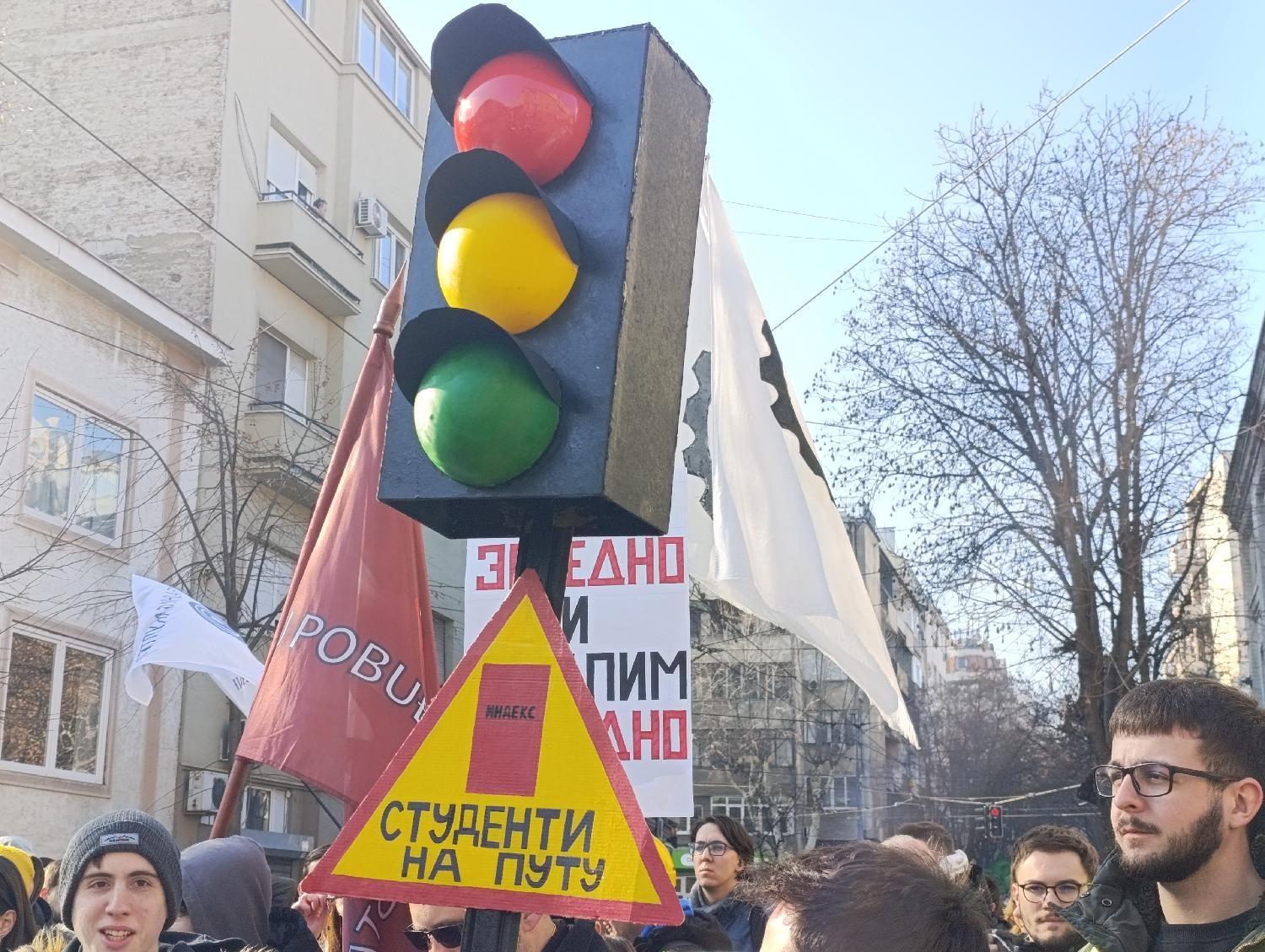 Beograđani u večernjoj protestnoj šetnji, zrenjaninski studenti pešače do Vršca 11 studenti, gsp