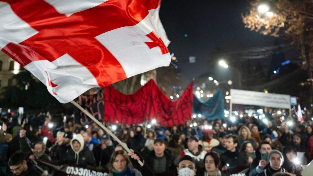 Slike vrednije od miliona i strah od sankcija: Slučaj najbogatijeg čoveka Gruzije 2 demonstranti na ulicama Tbilisija
