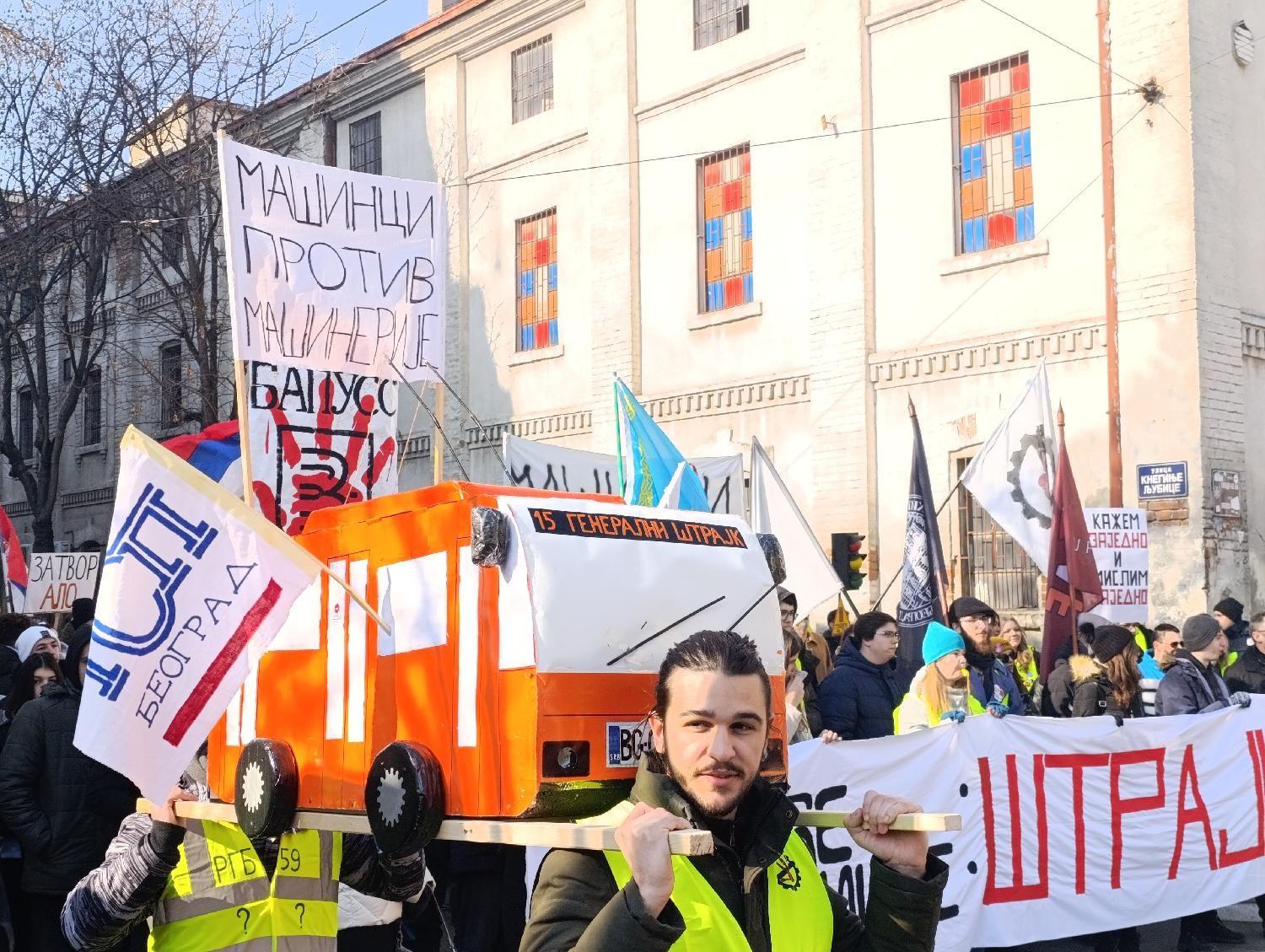 Beograđani u večernjoj protestnoj šetnji, zrenjaninski studenti pešače do Vršca 12 studenti, gsp