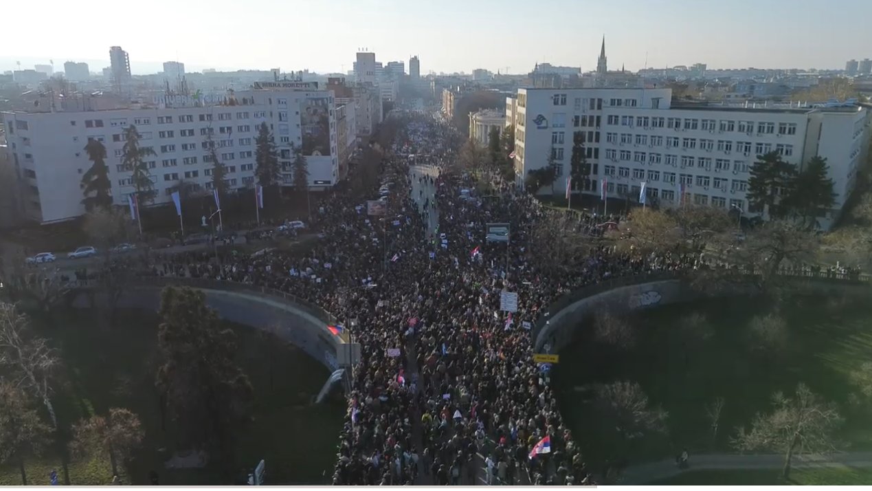 Promrzle demonstrante u Novom Sadu dočekali čaj i palačinke, podrška pop ikone Madone 23 blokada mostova u novom sadu