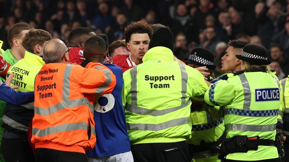 Everton i Liverpul se oprostili od "Gudison Parka” po tradiciji: Tuča na kraju utakmice i crveni kartoni (VIDEO) 1