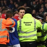 Everton i Liverpul se oprostili od "Gudison Parka” po tradiciji: Tuča na kraju utakmice i crveni kartoni (VIDEO) 1