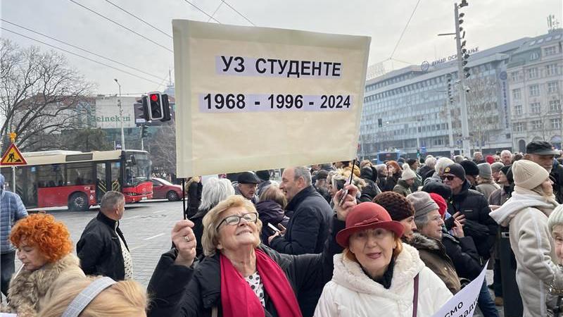 'Bejbi bumeri su sa vama': Grupa penzionera podržala studentske zahteve 3 Dve penzionerke sa transparentima na Trgu republike u Beogradu