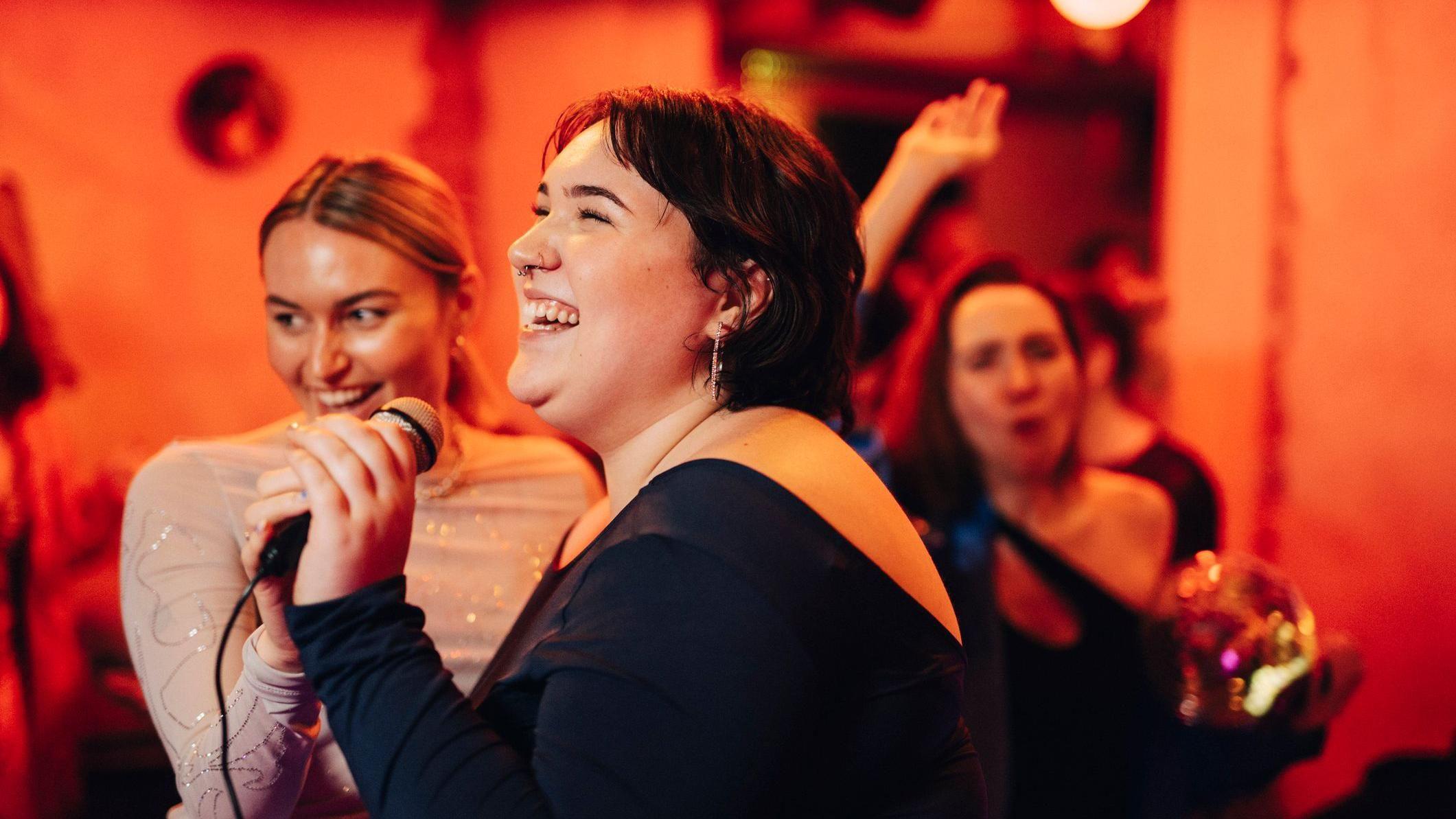 Praktični saveti za srećniji život 4 Žena sa mikrofonom