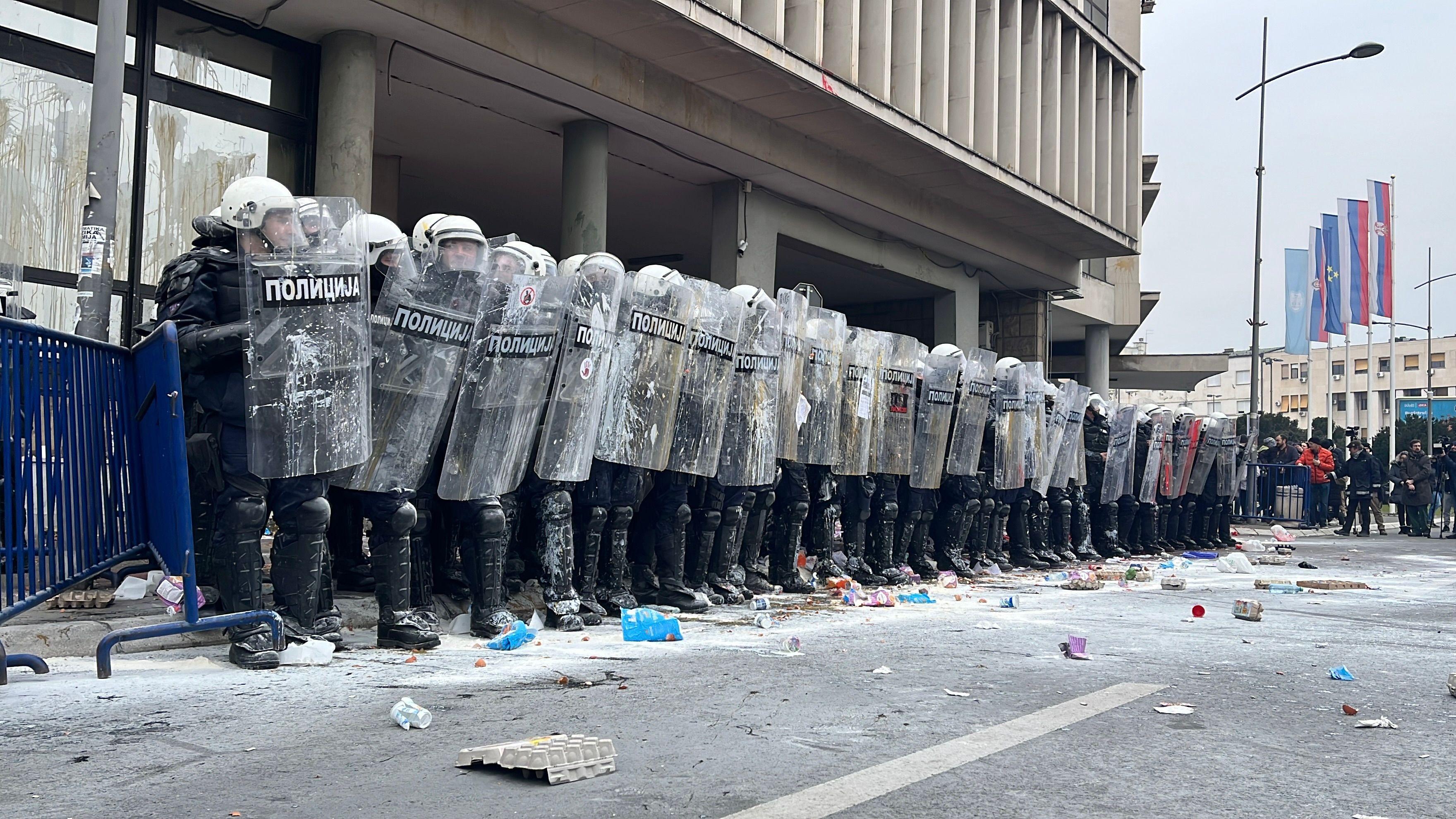 Izbor gradonačelnika Novog Sada uz jaja i jogurt, opozicioni političari pušteni iz pritvora 6 Poliicija u Novom Sadu zasuta brašnom