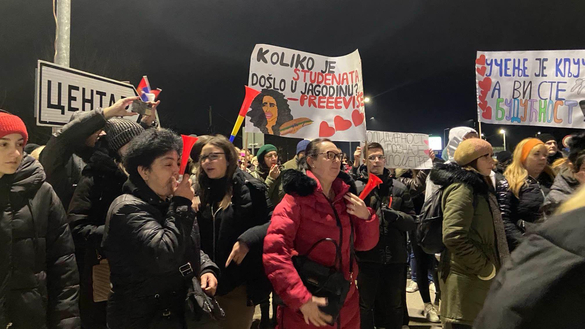 'Mi za umor ne znamo': Studenti koji pešače blizu Kragujevca, kolege se spremaju za doček 27 Doček studenata u Jagodini