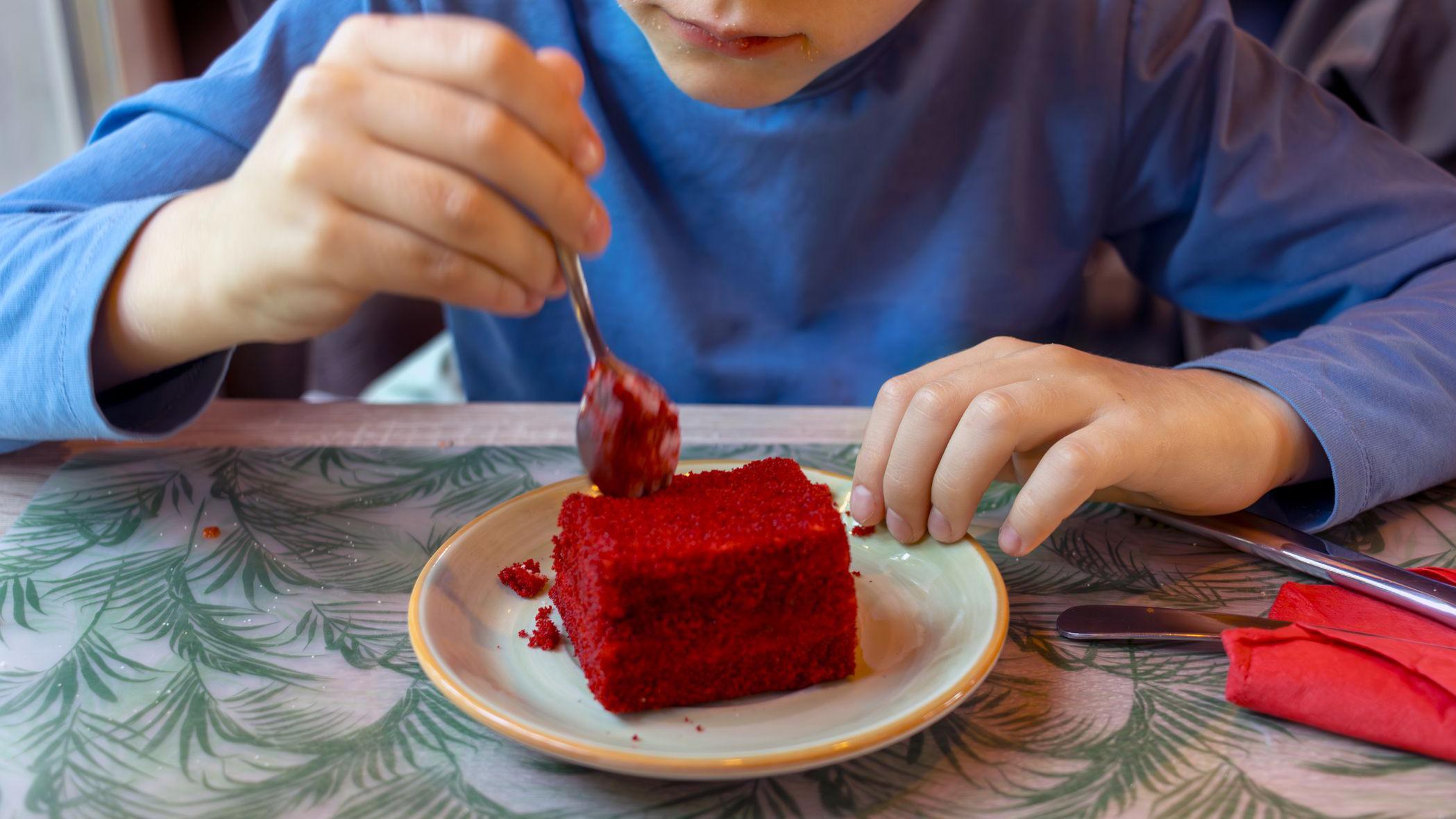 Crvena prehrambena boja zabranjena u Americi, a dozvoljena u Srbiji 4 dete u kafeu jede tortu jarko crvene boje