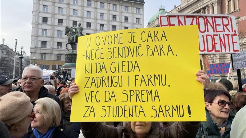 'Bejbi bumeri su sa vama': Grupa penzionera podržala studentske zahteve 5 Jedan od transparenata na skupu penzionera na Trgu republike u Beogradu