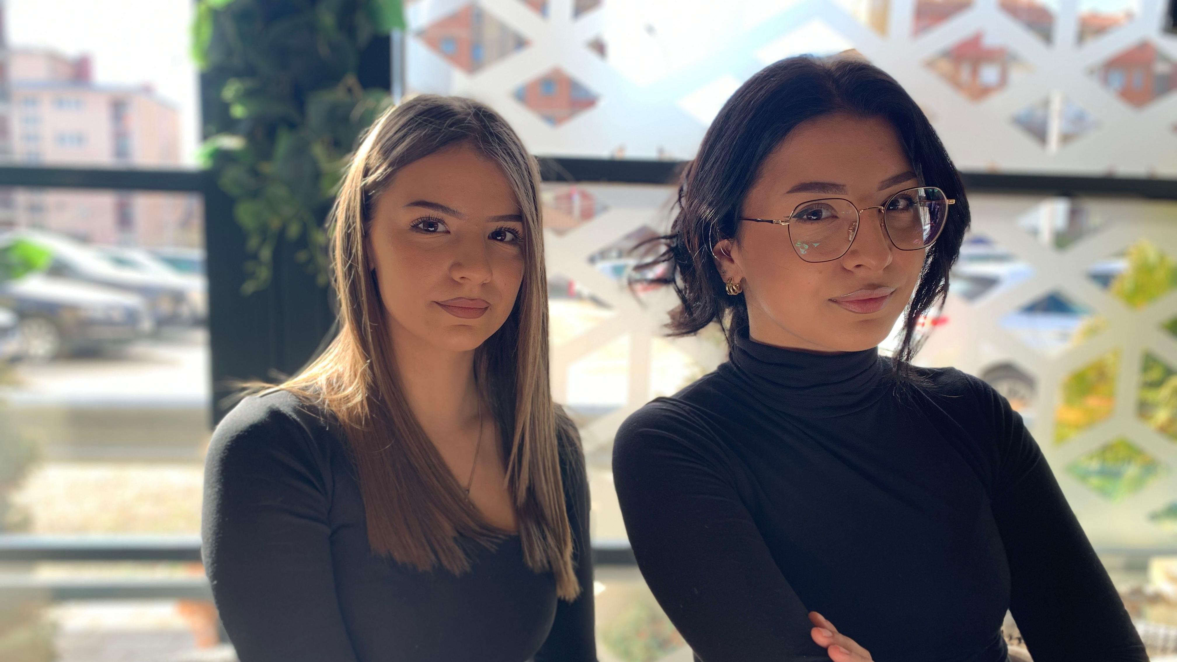 Andrea (desno) i njena sestra Milana imaju prijatelje Bošnjake, ali ne i Albance