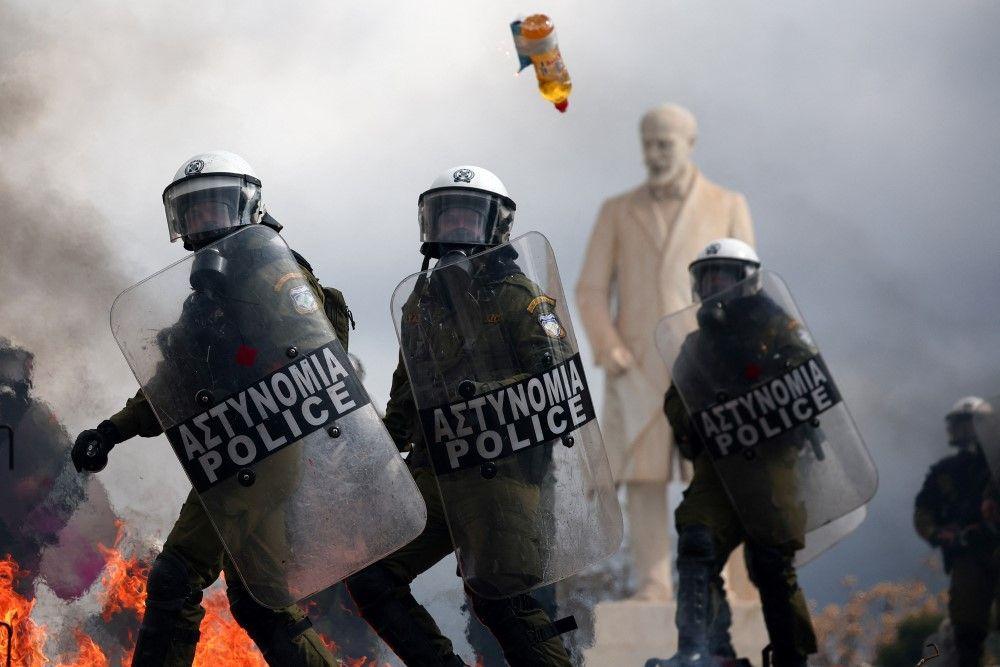 Masovni protesti i neredi u Grčkoj zbog teške železničke nesreće 1 grčka, atina, neredi u atini, protest u Grčkoj