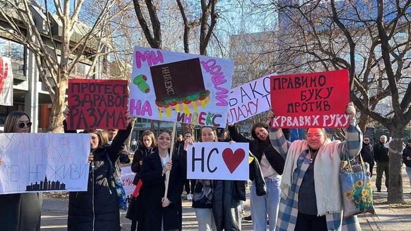 Promrzle demonstrante u Novom Sadu dočekali čaj i palačinke, podrška pop ikone Madone 33 Studenti sa transparentima ispred kampusa