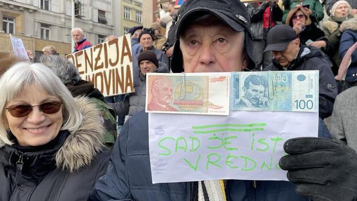 'Bejbi bumeri su sa vama': Grupa penzionera podržala studentske zahteve 4 Penzioner i penzionerka na skupu podrške studentima na Trgu republike u Beogradu