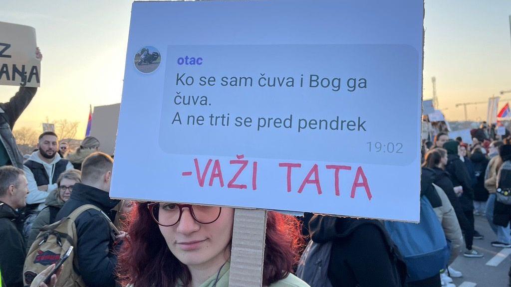 Promrzle demonstrante u Novom Sadu dočekali čaj i palačinke, podrška pop ikone Madone 22 transparent