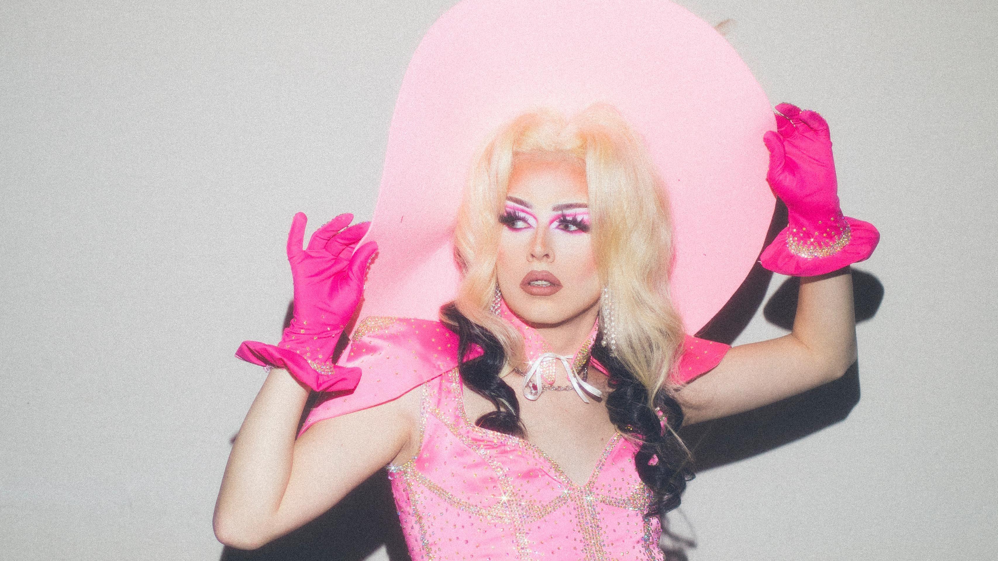 Dreg kraljice u Srbiji: Provokativna i šljokičava borba protiv sistema 1 Sunnoka