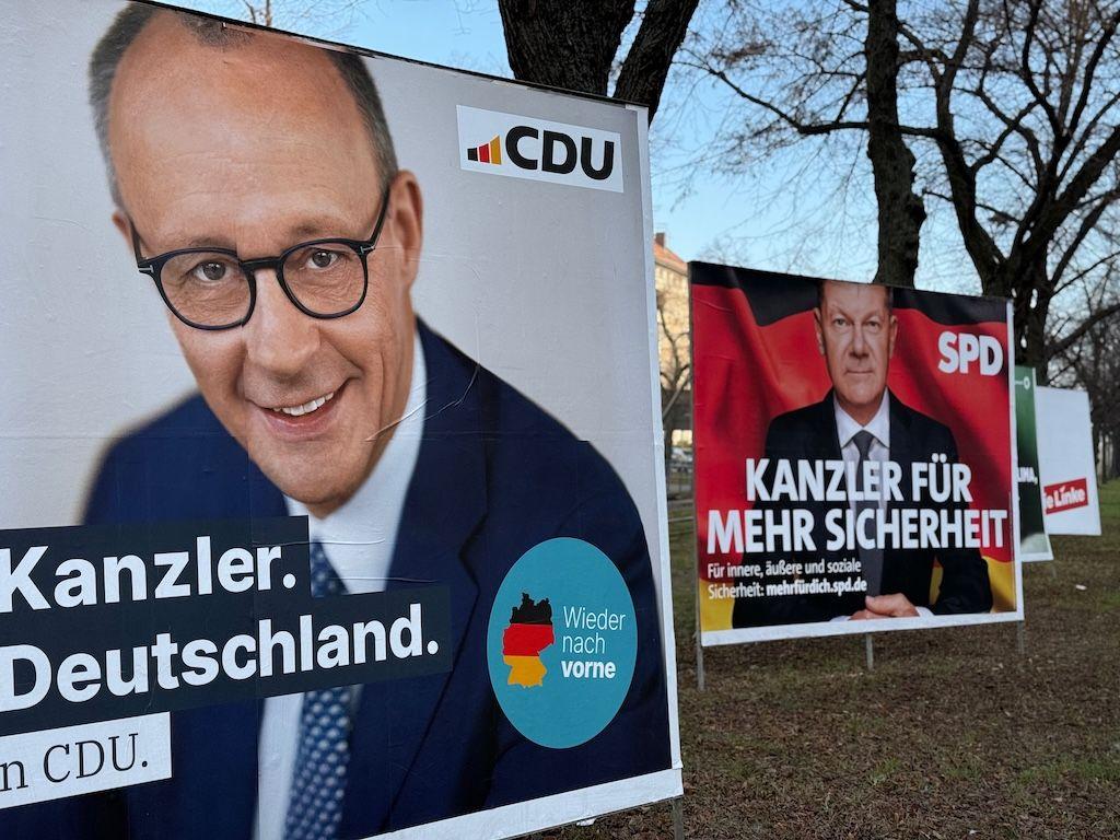 Kako su migranti postali glavna tema izbora u Nemačkoj i šta to znači za Balkance 8 - Izborni plakati dve tradicionalne stranke: konzervativaca (levo) i socijaldemokrata (desno)