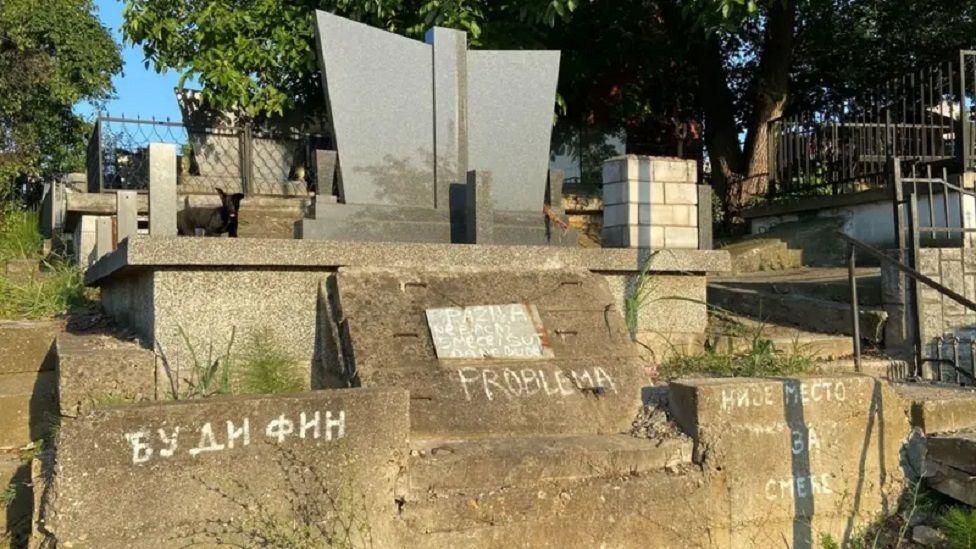 Zašto se nekad smejemo na sahranama 6 Na groblju u malom Mokrom Lugu postoje ožalošćene dočekuju različite poruke, koje takođe mogu izazvati smeh