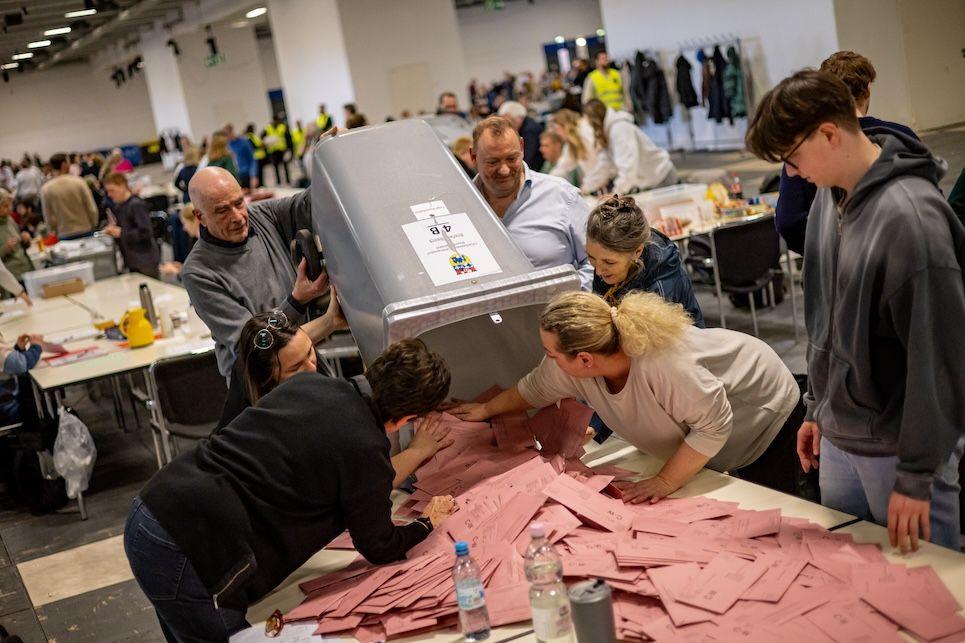 Zatvorena birališta u Nemačkoj, izlazne ankete najviše šanse daju demohrišćanima 1 Zatvorena su birališta na izborima u Nemačkoj