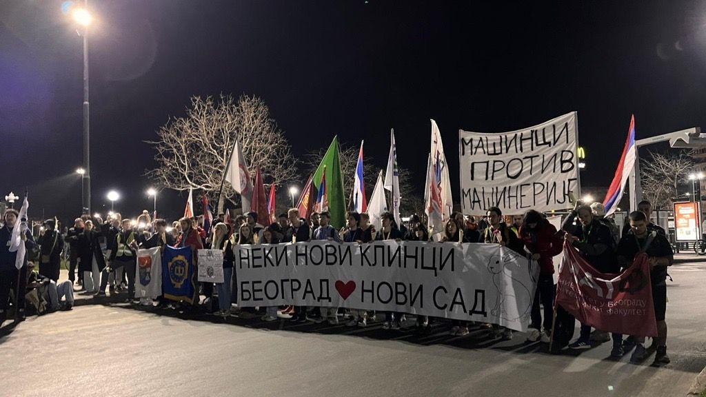 Studenti najavili blokade novosadskih mostova, poruka Novaka Đokovića 9 Studenti sa transparentima