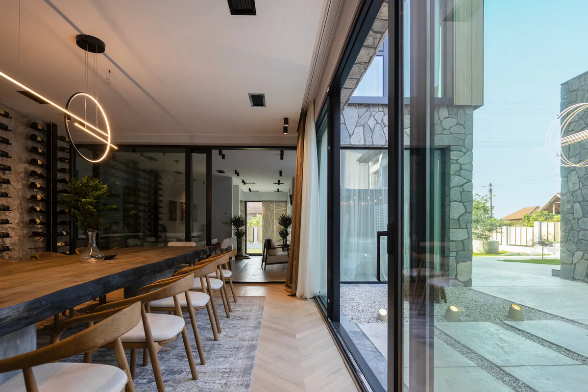 Porodično nasleđe sa modernim tvistom: Ova stara kuća u Srbiji kompletno je renovirana i sada izgleda kao iz najluksuznijih časopisa 3 Porodično nasleđe sa modernim tvistom: Ova stara kuća u Srbiji kompletno je renovirana i sada izgleda kao iz najluksuznijih časopisa 2