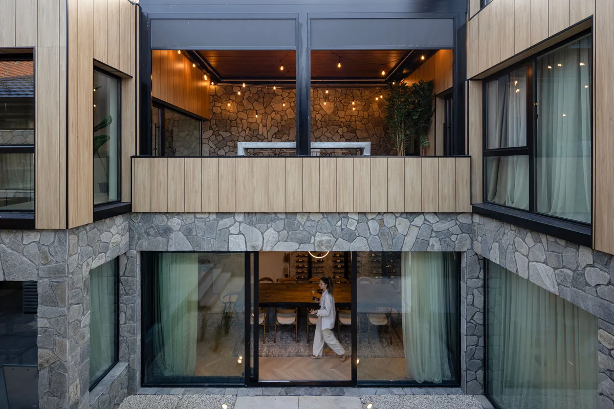 Porodično nasleđe sa modernim tvistom: Ova stara kuća u Srbiji kompletno je renovirana i sada izgleda kao iz najluksuznijih časopisa 2 Porodično nasleđe sa modernim tvistom: Ova stara kuća u Srbiji kompletno je renovirana i sada izgleda kao iz najluksuznijih časopisa 1