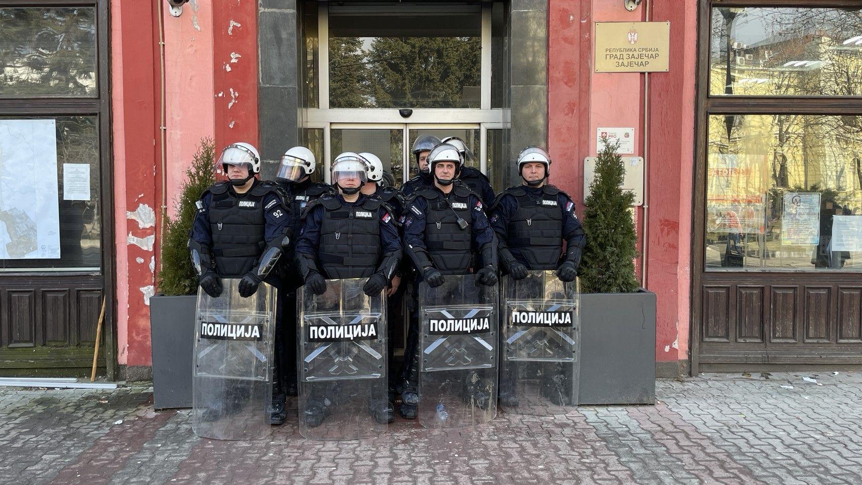 Svi putevi vode u Niš: Bliski susret studenata i pristalica SNS 11 policija ispred Skupštine grada u Zaječaru