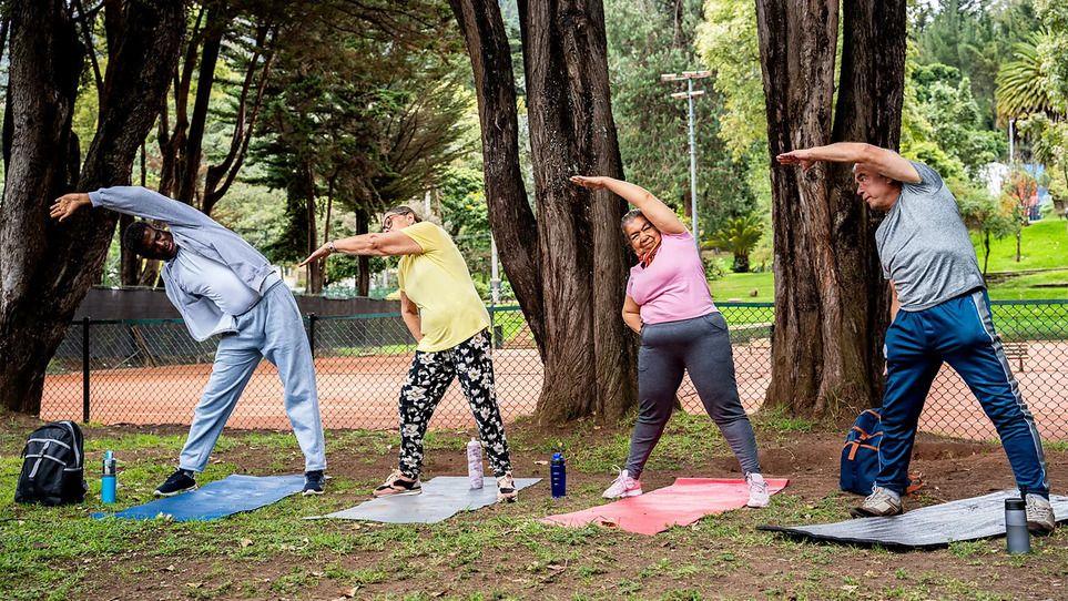 Moć joge koja menja um može da poboljša mentalno zdravlje 2 Ljudi vežbaju jogu na otvorenom