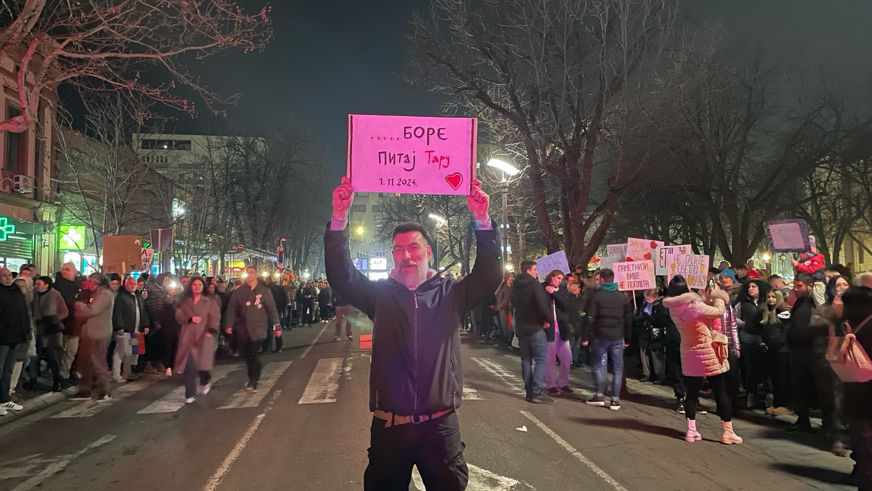 Svi putevi vode u Niš: Bliski susret studenata i pristalica SNS 9 Čovek sa transparentom: Bore pitaj Taru