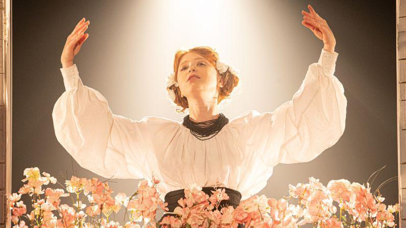 Od sirena, bombi, do odlazaka u pozorište: BBC novinarka o tri godine rata u Ukrajini 4 „Veštica iz Konotopa" je komedija iz 19. veka, koja je u Ukrajini stekla novu slavu