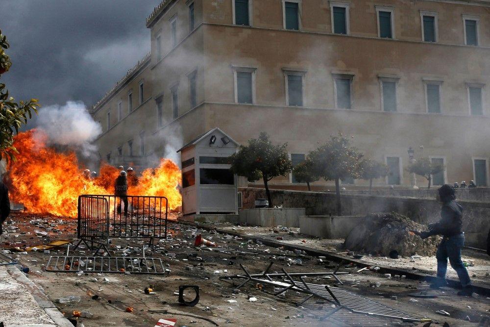 Masovni protesti i neredi u Grčkoj zbog teške železničke nesreće 7 neredi u grčkoj, protesti u grčkoj