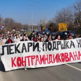 Studente Medicinskog fakulteta koji su pešačili do Instituta u Sremskoj Kamenici dočekali lekari i poručili: "Vi ste nešto naplemenitije što nam se desilo decenijama unazad" 10