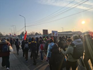 Foto: Ivana Marković Iz Niša za Kragujevac peške krenulo oko 170 studenata: "Ništa nije daleko za pravdu" (VIDEO) 3