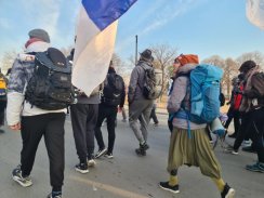 Foto: Ivana Marković Iz Niša za Kragujevac peške krenulo oko 170 studenata: "Ništa nije daleko za pravdu" (VIDEO) 6