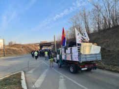 Foto: Ivana Marković Iz Niša za Kragujevac peške krenulo oko 170 studenata: "Ništa nije daleko za pravdu" (VIDEO) 7