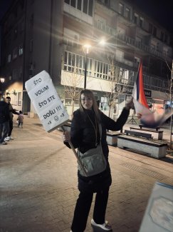 foto, studentski protest docek u aleksincu Sto volim sto ste doli, foto JJ "Dobro nam došli dragi studenti": Građani Aleksinca u velikom broju i uz vatromet dočekali niške studente koji pešače do Kragujevca (VIDEO) 6