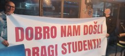 foto, studentski protest docek u aleksincu dobro nam dosli studenti 2, foto branka videnović "Dobro nam došli dragi studenti": Građani Aleksinca u velikom broju i uz vatromet dočekali niške studente koji pešače do Kragujevca (VIDEO) 3