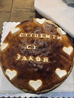 foto, studentski protest docek u aleksincu pogaca, foto Branka Videnovic "Dobro nam došli dragi studenti": Građani Aleksinca u velikom broju i uz vatromet dočekali niške studente koji pešače do Kragujevca (VIDEO) 5