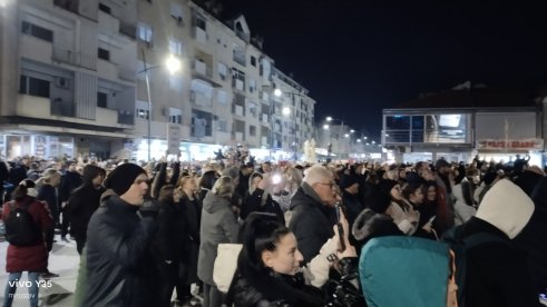 foto, studentski protest docek u aleksincu ulaze u grad 3, foto M. Rajkovic "Dobro nam došli dragi studenti": Građani Aleksinca u velikom broju i uz vatromet dočekali niške studente koji pešače do Kragujevca (VIDEO) 7